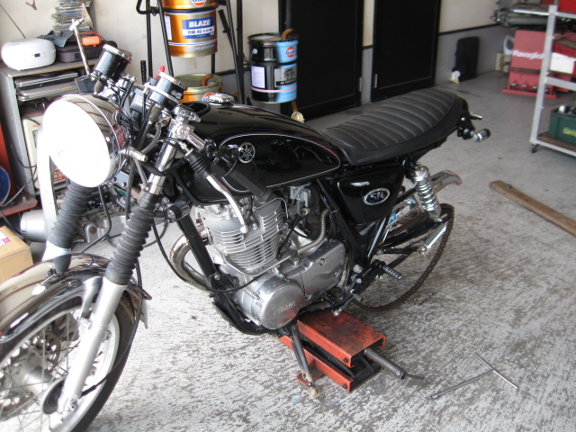 Sr400カフェタイヤ交換 メンテナンス 熊本のバイクショップなら輸入品も取り扱っているガレージカオス
